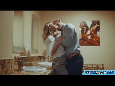❤️ وقتی یک بلوند بی تنه شما را در یک دستشویی عمومی اغوا می کند ❤️ پورنو vk در پورنو fa.sexeey.ru ☑
